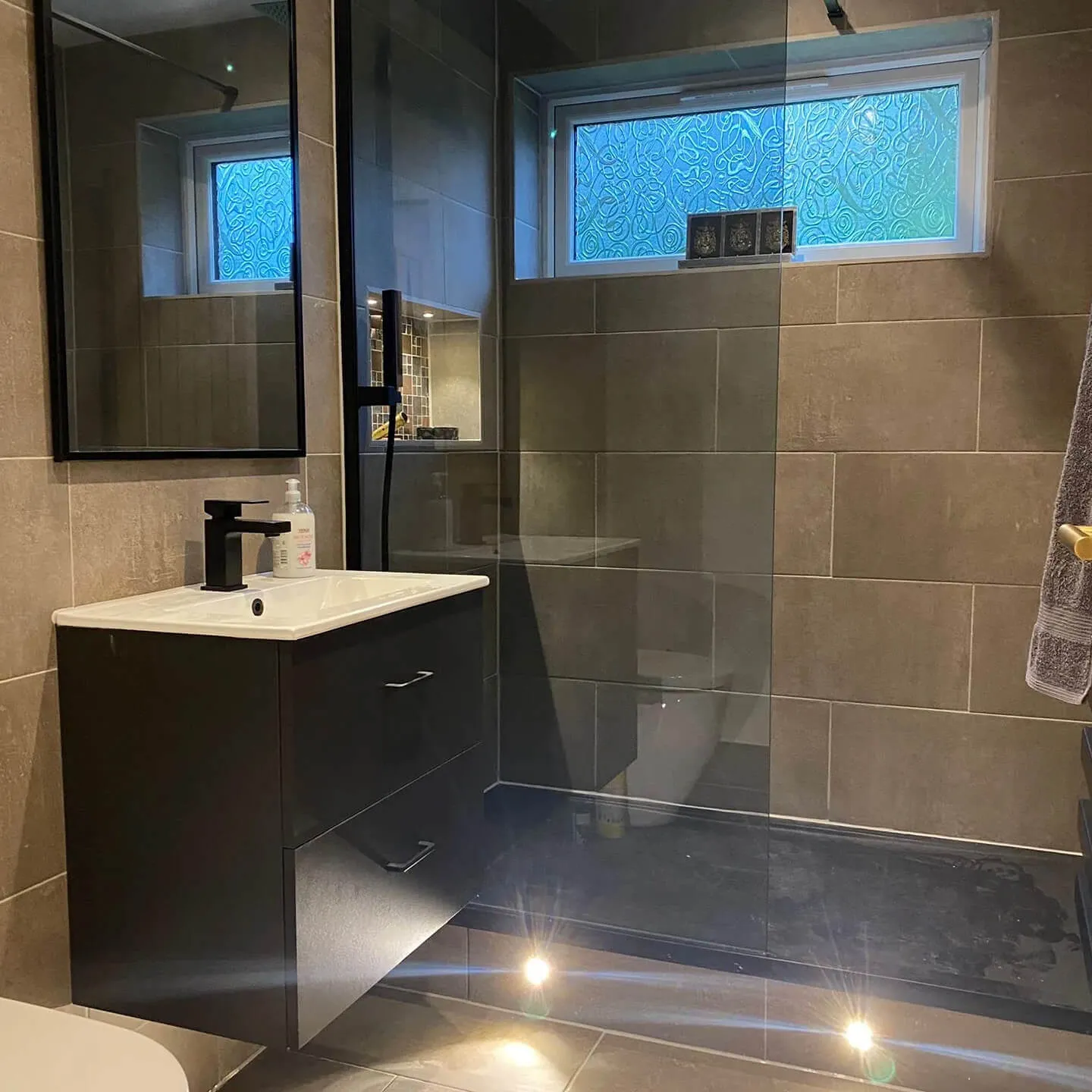 floor lighting in bathroom